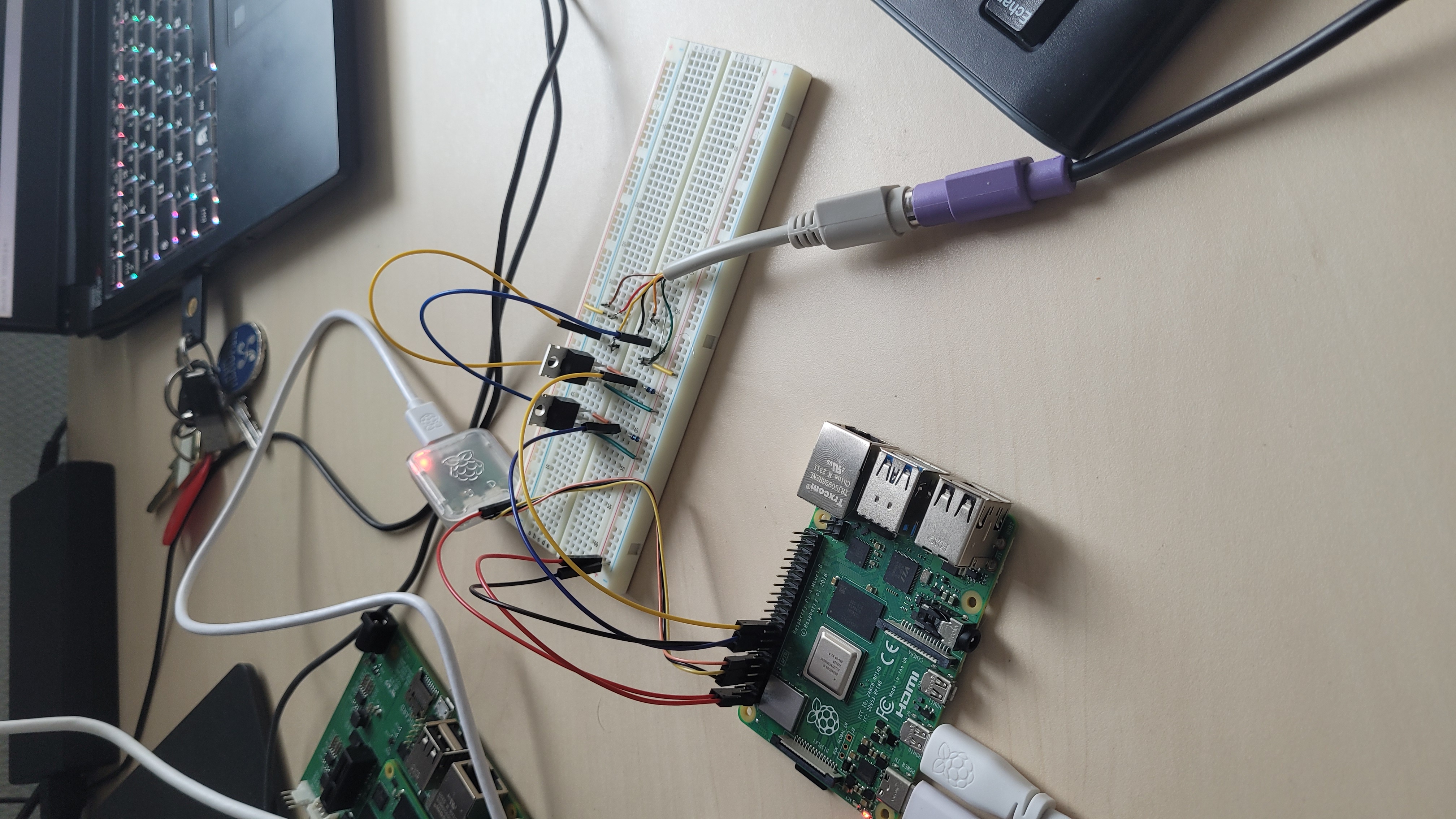 Photo of the Raspberry Pi, the cables and their connections.